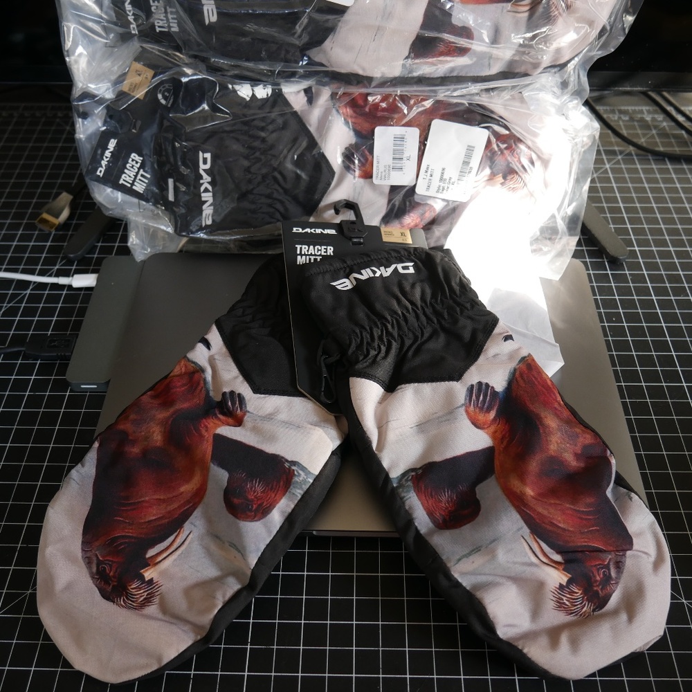 COPY - COPY - Dakine Tracer Walrus Snowboarding Mittens ADULT